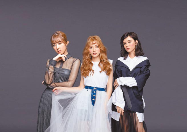 洪诗（左起）、宝儿及宇珊斜杠当起YouTuber。（繁星浩月提供）