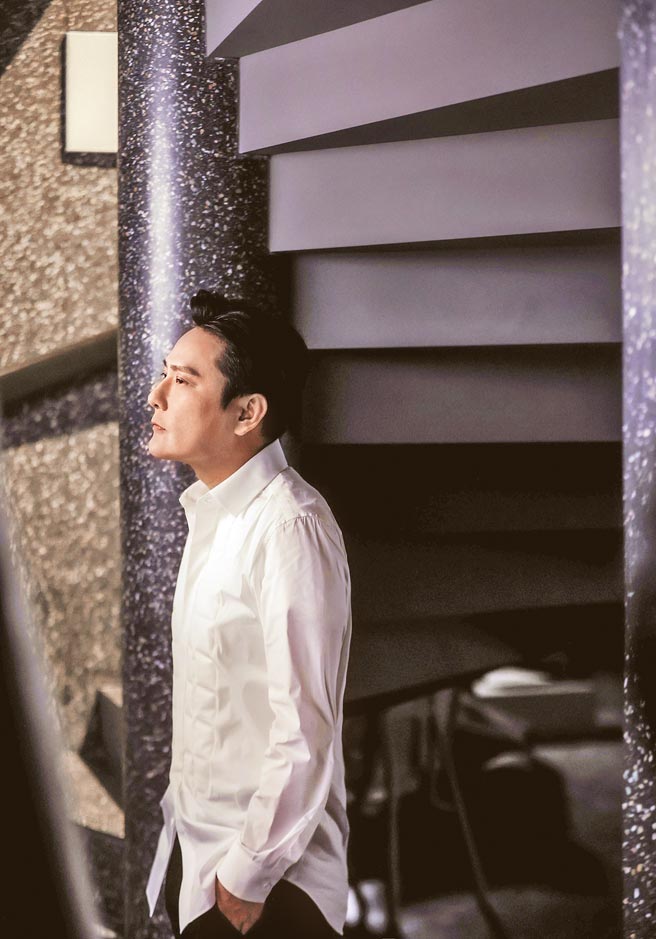 张信哲昨宣布与「接招合唱团」主唱盖瑞巴洛合作。（潮水音乐提供）