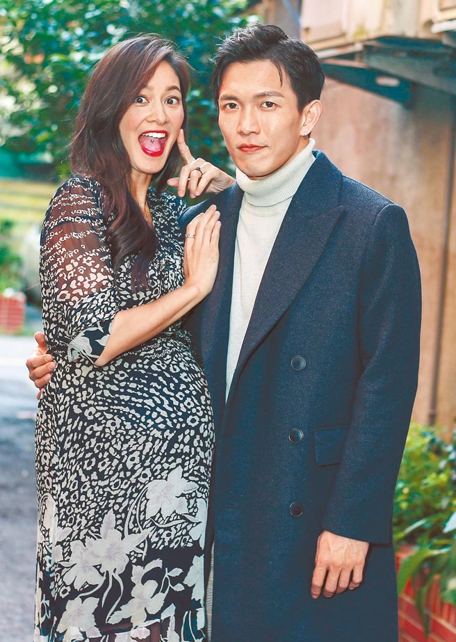 黄尚禾（右）与Janet在剧中饰演怨偶，戏外则见证分享她怀第二胎的喜悦。（粘耿豪摄）