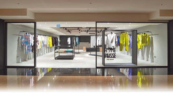 于丽晶精品开设的Homme Plisse Issey Miyake专卖店，为全台首间无人台模特儿之专卖店。（君梵提供）
