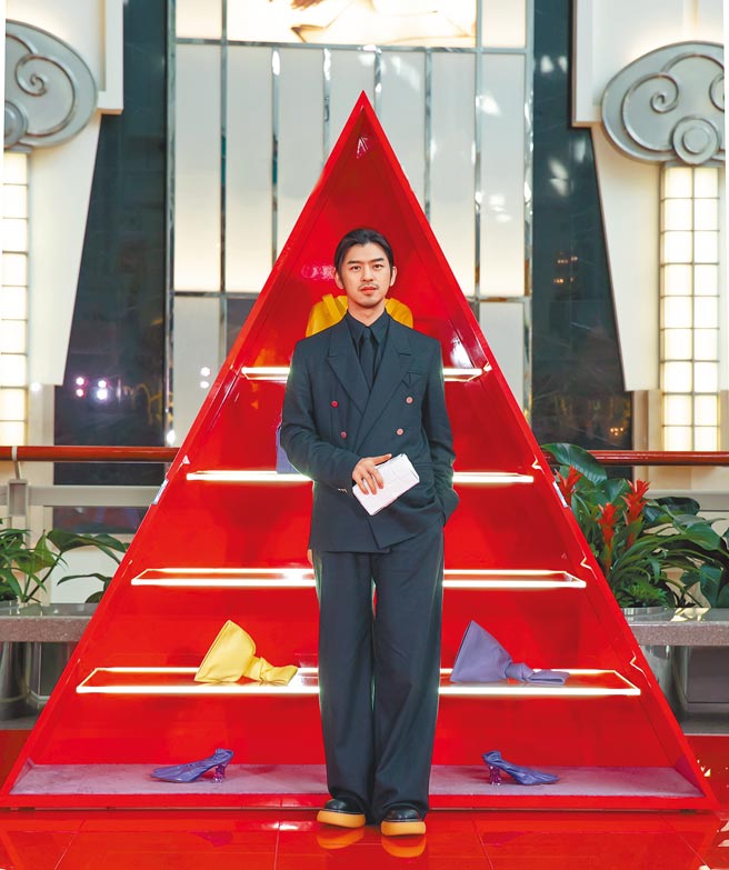 陈柏霖亲逛BV台北101期间限定快闪店，同样身着花岗岩灰薄羊毛双排扣西装外套9万100元、花岗岩灰薄羊毛三角口袋衬衫3万4900元、花岗岩灰法兰绒长裤3万4900元、花岗岩灰法兰绒领带1万1700元、The Bounce小牛皮绑带厚底黑踝靴2万8700元。（Vincent Huang摄）