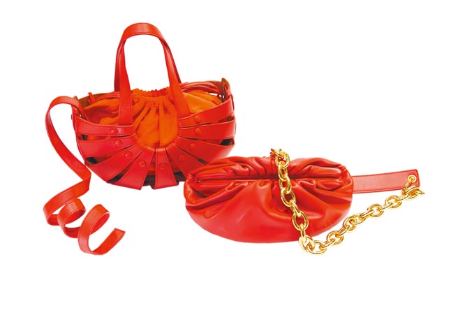 BV Mini Shell辣椒红小牛皮贝壳包（左）、7万7700元，Mini Belt Pouch辣椒红编织小牛皮链带包（右）、6万9300元。（Vincent Huang摄）