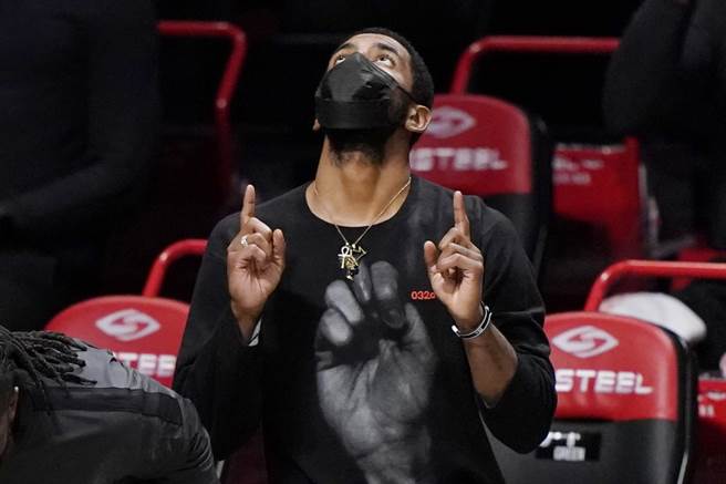 篮网球星厄文回归球队，明日客场打骑士将看到他的身影，他向球迷道歉认错，允诺会全力实现诺言。(美联社资料照)