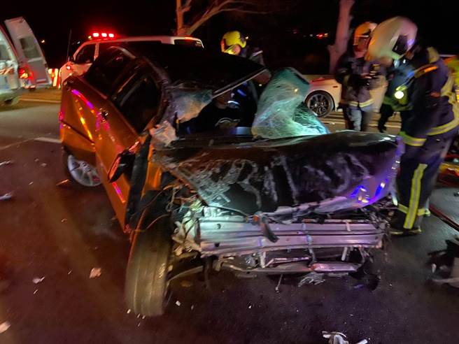 国道1号157.3公里处凌晨发生3车追撞意外，车辆严重凹陷几乎成废铁。（台中市消防局提供／陈淑娥台中传真）