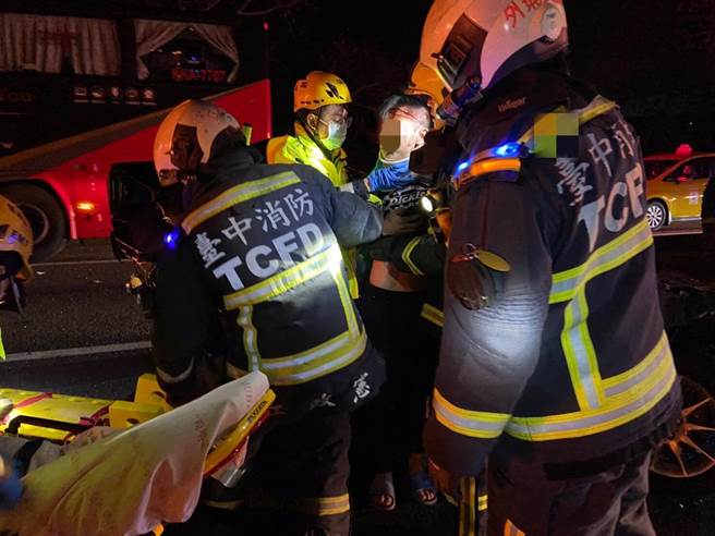 国道1号157.3公里处凌晨发生3车追撞意外，车辆严重凹陷几乎成废铁。（台中市消防局提供／陈淑娥台中传真）