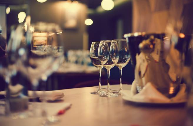 吃饭被汤泼到，女子要求整桌免费，遭店家拒绝后PO网。（示意图／Shutterstock）