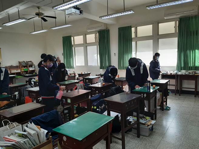 大甲高中加強教室內部清潔及消毒。（大甲高中提供／陳淑娥台中傳真）