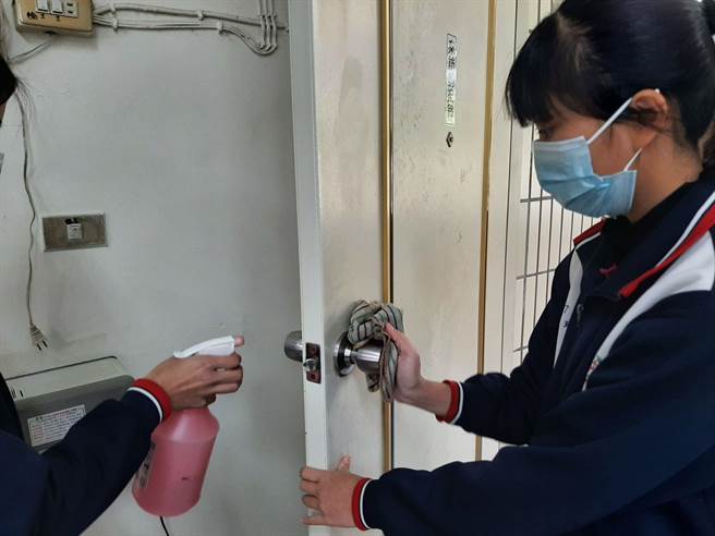 大甲高中加強教室內部清潔及消毒。（大甲高中提供／陳淑娥台中傳真）