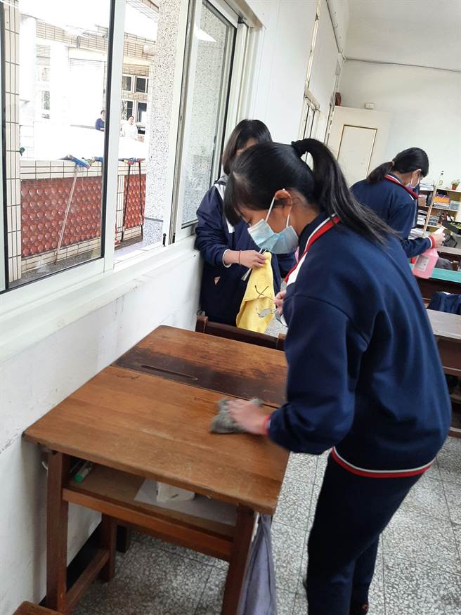 大甲高中加強教室內部清潔及消毒。（大甲高中提供／陳淑娥台中傳真）