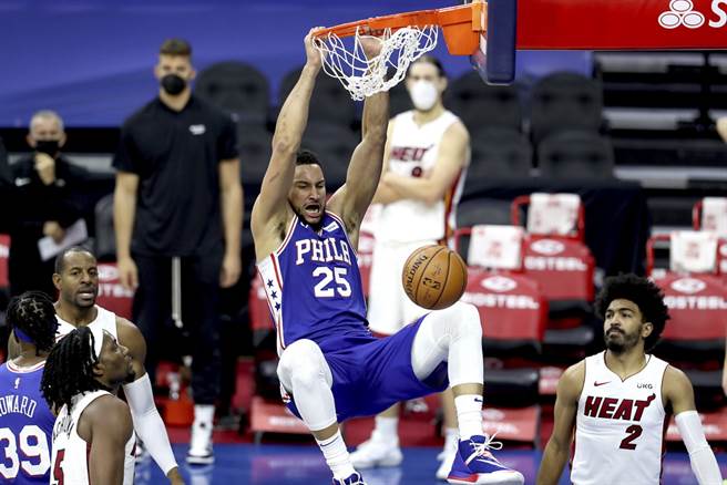 七六人主控班西蒙斯自己都以为要被交易出去了。(美联社)