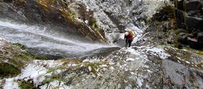 溪降高手垂降覆盖霜雪的登仙溪溪谷，难得一见壮阔景致令人开眼界。（台中市消防局提供／陈淑娥台中传真）