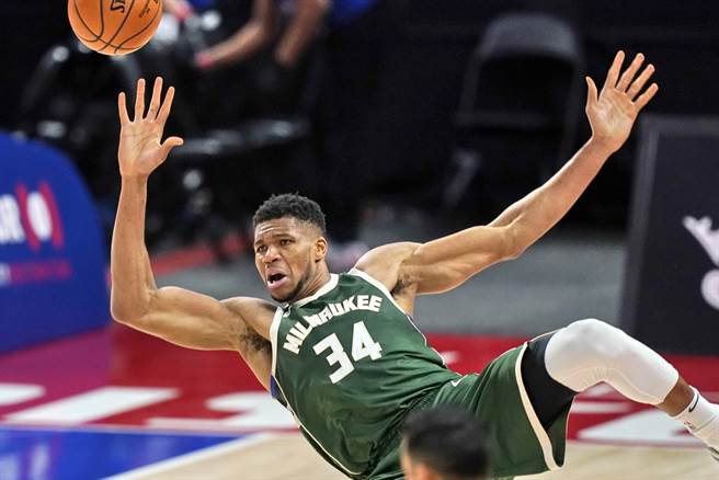 公鹿前锋阿提托康波罚10中1的表现真的太离谱了。(美联社资料照)