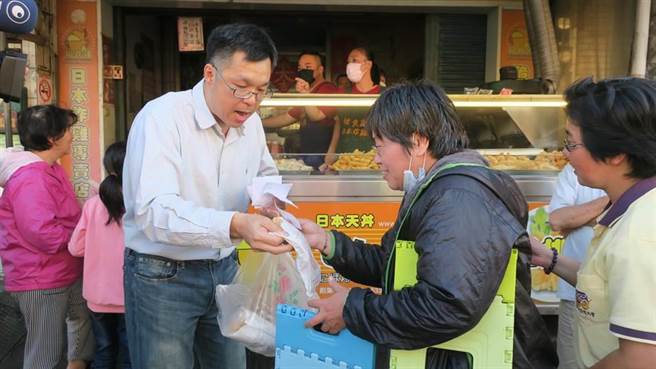 彰化骨科名醫陳彥名2018年在診所外一家雞排攤前，一連十天免費發送雞排，共送出一千份慶祝柯文哲連任台北市長。（資料照，謝瓊雲攝）