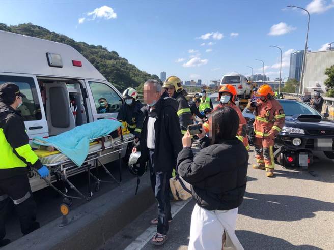 一輛汽車今（16日）中午12時許，行經新北市汐止區北山大橋，於機車道逆向衝撞6輛機車，釀成2人受傷送醫。（翻攝）