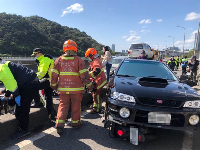 一輛汽車今（16日）中午12時許，行經新北市汐止區北山大橋，於機車道逆向衝撞6輛機車，釀成2人受傷送醫。（翻攝）