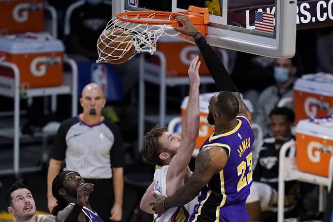 湖人前锋詹姆斯毫不客气在空中第一时间把队友没进的球灌进。(美联社)