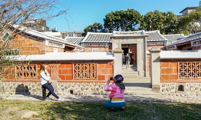 县定古蹟的新埔潘屋竣工，潘家子孙来祖厝参观拍照。（罗浚滨摄）