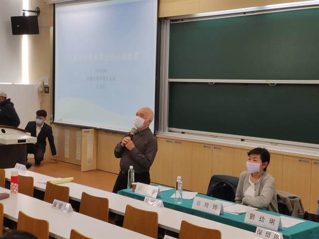 「新闻自由与言论自由学术研讨会」16日在台大举行，诸多知名传播与法律学者出席，聚焦讨论中天撤照案。图左为铭传大学新闻系系主任孔令信，右为台大新闻所所长谷玲玲。(李侑珊摄)