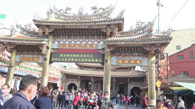 鹿港天后宫是国定古蹟，副总统赖清德下午亲笔题赠「海天慈云」匾额赠送庙方，吸引大批民眾前来参香围观。（谢琼云摄）