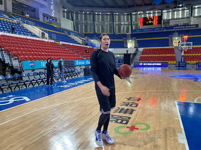 富邦中锋曾文鼎16日赛前提前两个半小时就开始热身了。(黄及人摄)