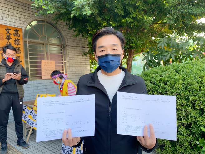 国民党高市党部副主委曹桓荣鼓励民眾参与反莱猪连署。（柯宗纬摄）