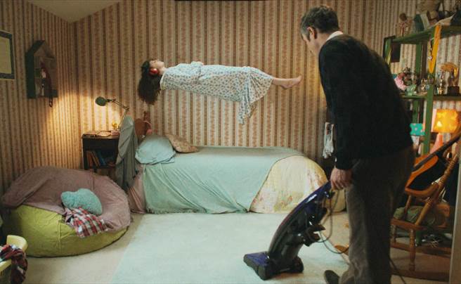 贝瑞沃德在《通灵驾训班》拯救女儿莎拉免遭献祭撒旦。（海鹏提供）