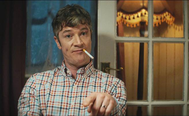 贝瑞沃德与菸枪亡妻灵魂合体的戏，忽人忽鬼、时男时女。（海鹏提供）