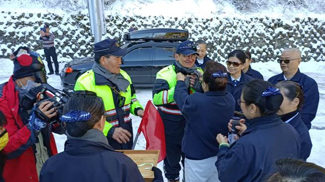 慈濟警察眷屬與志工赴合歡山慰問雪季執勤員警，帶來圍巾水果等物資。（新城警分局提供／王志偉花蓮傳真）