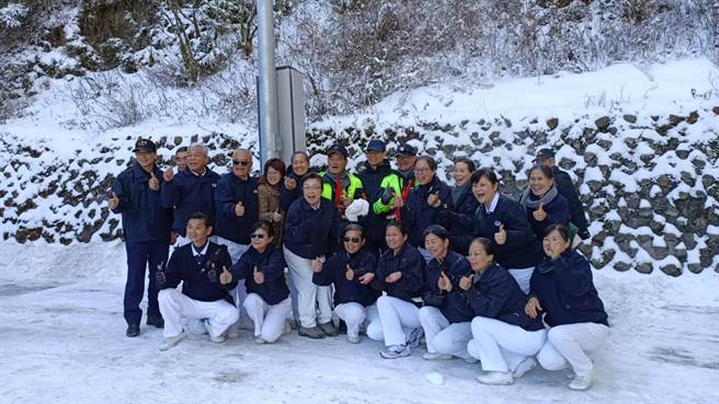 連續11年，慈濟志工慰問雪季執勤員警，感謝在高山守護民眾的警察弟兄。（新城警分局提供／王志偉花蓮傳真）