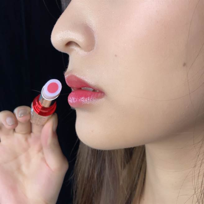 MODEL示範心機星魅蜜光圈唇膏極光城市限定版 #30 #東京鐵塔紅。（邱映慈攝）
