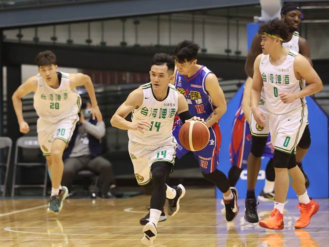 台啤后卫蒋淯安运球准备发动快攻。(中华篮协提供)