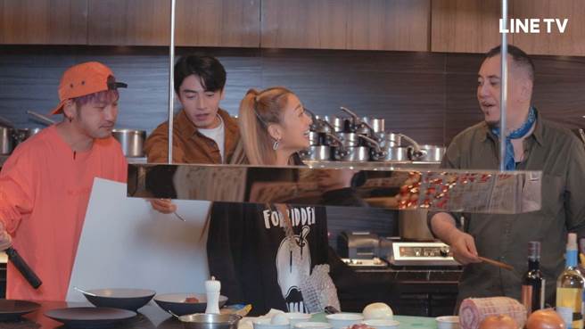 活泼好动的鬼鬼在厨房里上窜下跳，遭黄秋生亏「该去看医生」。（LINE TV提供）