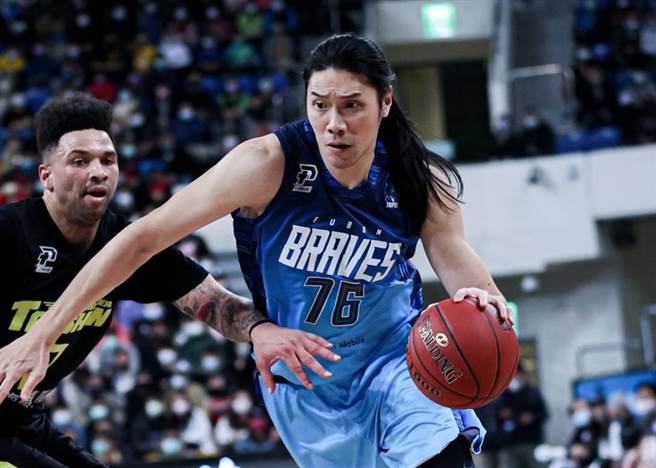 富邦中锋曾文鼎迎来伤癒復出，也是他本季首次登场。(富邦勇士提供)