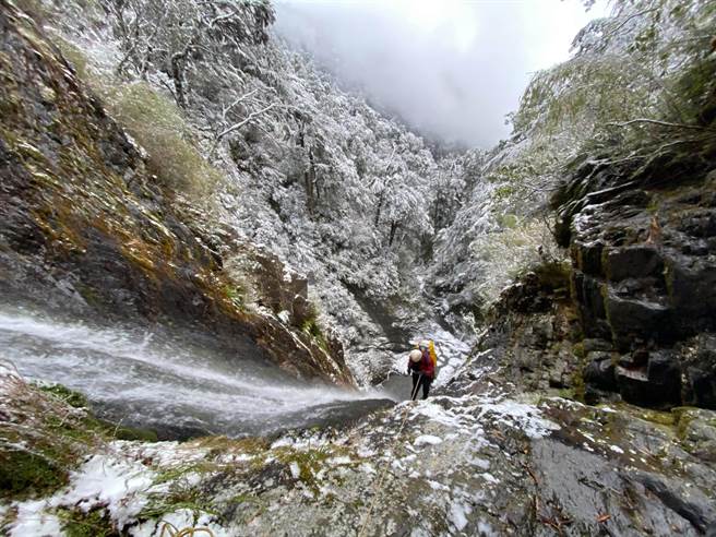 6名溪降高手垂降登仙溪，画面十分壮观。（台中市消防局提供／陈淑娥台中传真）
