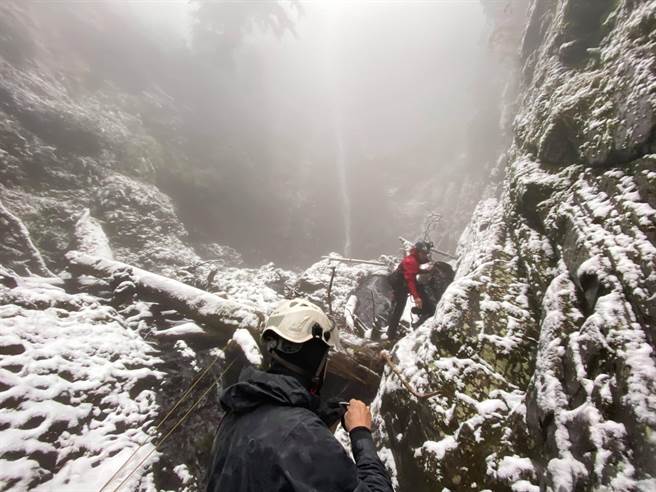 6名溪降高手垂降登仙溪，画面十分壮观。（台中市消防局提供／陈淑娥台中传真）