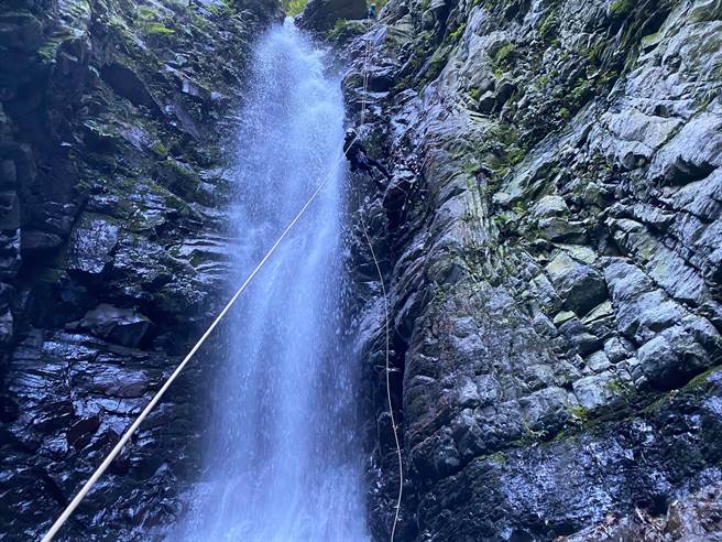 6名溪降高手垂降登仙溪，画面十分壮观。（台中市消防局提供／陈淑娥台中传真）