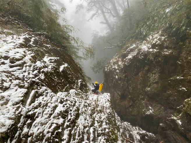 6名溪降高手垂降登仙溪，画面十分壮观。（台中市消防局提供／陈淑娥台中传真）