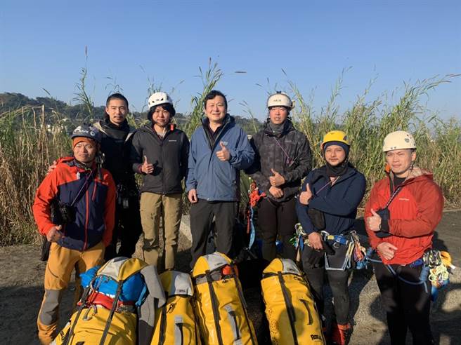 6名溪降高手垂降登仙溪，在冰天雪地义务搜救白姑大山失联男子。（台中市消防局提供／陈淑娥台中传真）