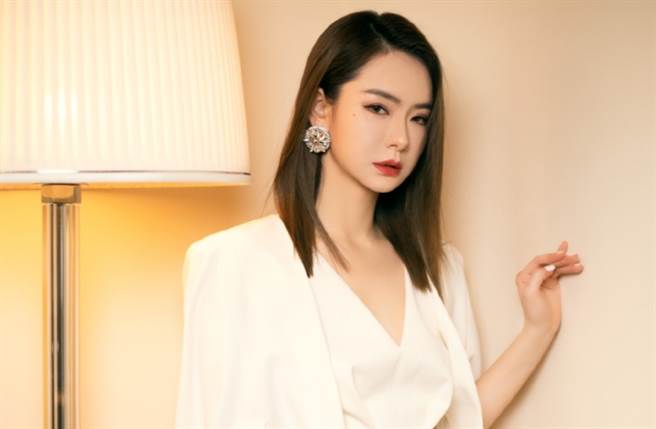 大陆女星戚薇近日在社群平台发出一组纯白写真，再度以精致脸孔惊艷眾人。（图／摘自微博@戚薇）