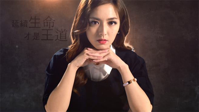 房业涵化身西洋棋后，联手超强主播团队推新节目。（东森新闻提供）