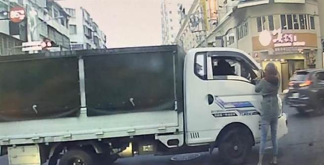 郑嫌遂驾车衝撞叶男，造成叶男机车毁损，右脚脚踝受伤送医。（读者提供／张妍溱台中传真）