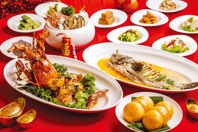 晶華酒店集團〈泰市場〉推出〈傳統泰式闔家宴〉，六人份6,800元，內容有泰式冷拼盤、酸辣鮑魚海鮮湯、黃金咖哩龍蝦與檸檬石斑。圖／業者提供