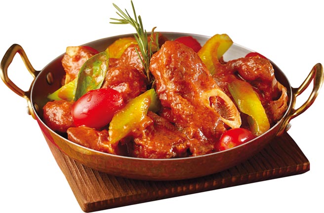 台北喜來登飯店〈比薩屋〉推出1,680元的「瑪莎拉羊膝蔬菜燉鍋」。圖／業者提供