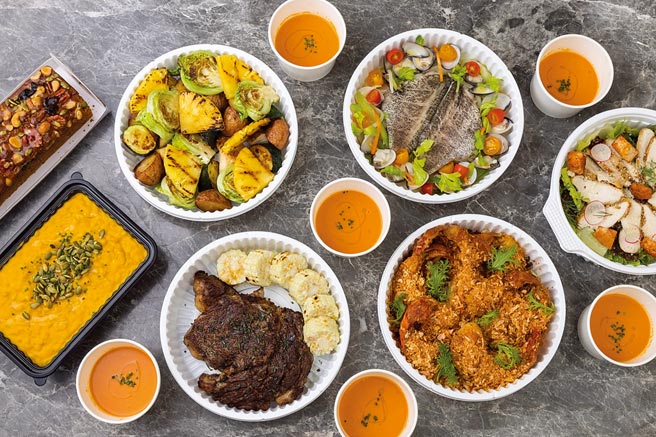 華泰王子大飯店〈驢子〉推出西式外帶年菜套餐，以20盎司「美國肋眼牛排」為主共八道菜，每套6,666元。圖／業者提供