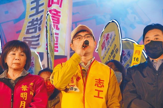 罢王选前之夜昨在中坜登场，国民党动员上千民眾参加，视罢王为反莱猪首战。图为发起人唐平荣在现场发言。（黄婉婷摄）