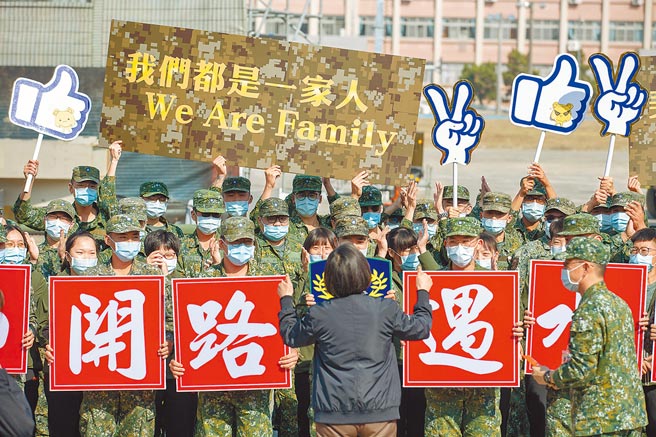 蔡英文總統15日視導「陸軍54工兵群」、「防空暨飛彈指揮部」及「航空特戰指揮部飛行訓練指揮部」，並與與工兵群合影。（總統府提供）