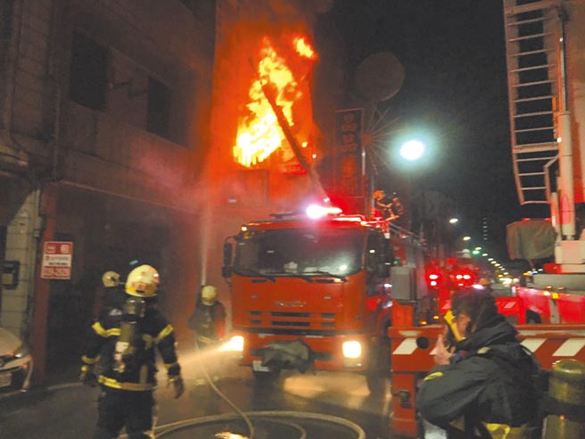 高雄凤山区1栋透天厝15日暗夜惊传恶火酿成祖孙熄3死1命危。（翻摄照片／刘宥廷高雄传真）