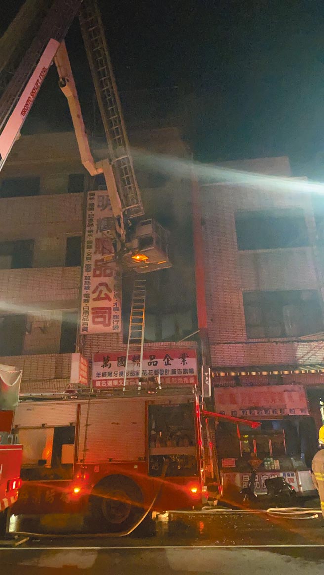 惡火吞噬高雄鳳山1棟透天厝，新住民武翠鸞，緊抱著1歲女嬰在烈焰中尋求生機，逼得她選擇抱女縱身跳至消防隊架上的雙節梯逃生，卻不幸從3樓重摔地面慘死。（翻攝照片／劉宥廷高雄傳真）