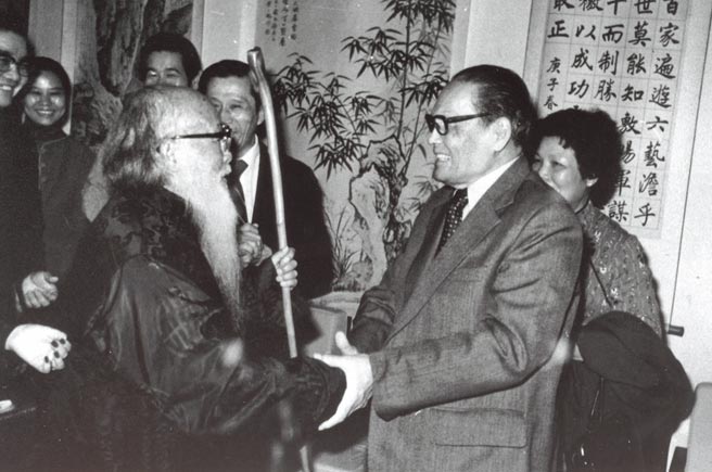 张大千（左）与黄君璧昔日相见欢。（本报资料照片）