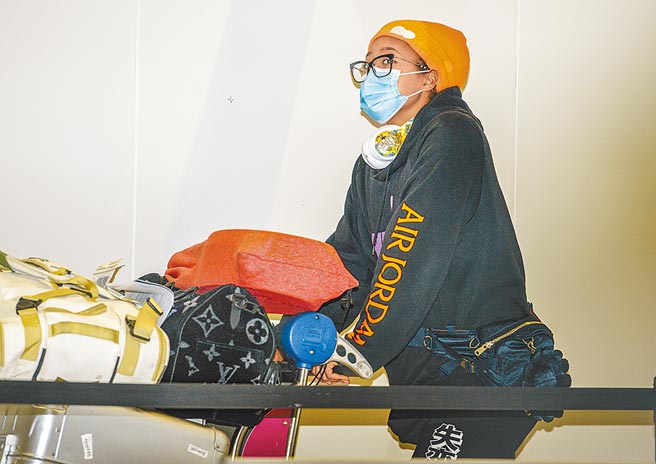 大坂直美全副武装抵达墨尔本机场，完全看不出是前世界球后。（美联社）